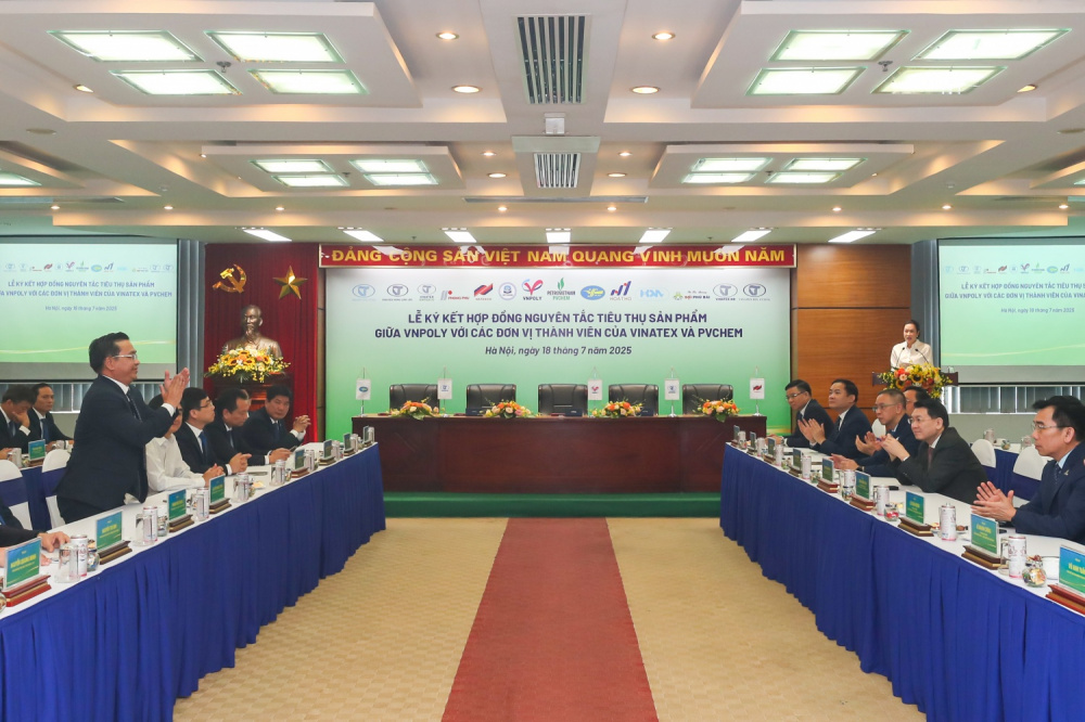 Lễ ký kết Hợp đồng nguyên tắc tiêu thụ sản phẩm giữa Công ty Cổ phần Hóa dầu và Xơ sợi Việt Nam (VNPOLY) với các đơn vị thành viên của Tập đoàn Dệt may Việt Nam (VINATEX) và Tổng Công ty Hóa chất và Dịch vụ Dầu khí - CTCP (PVCHEM)