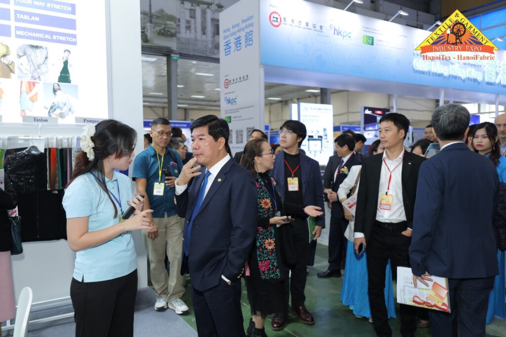 Khách tham quan tìm hiểu vải tại gian hàng Hong Kong Pavilion, HanoiTex - HanoiFabric