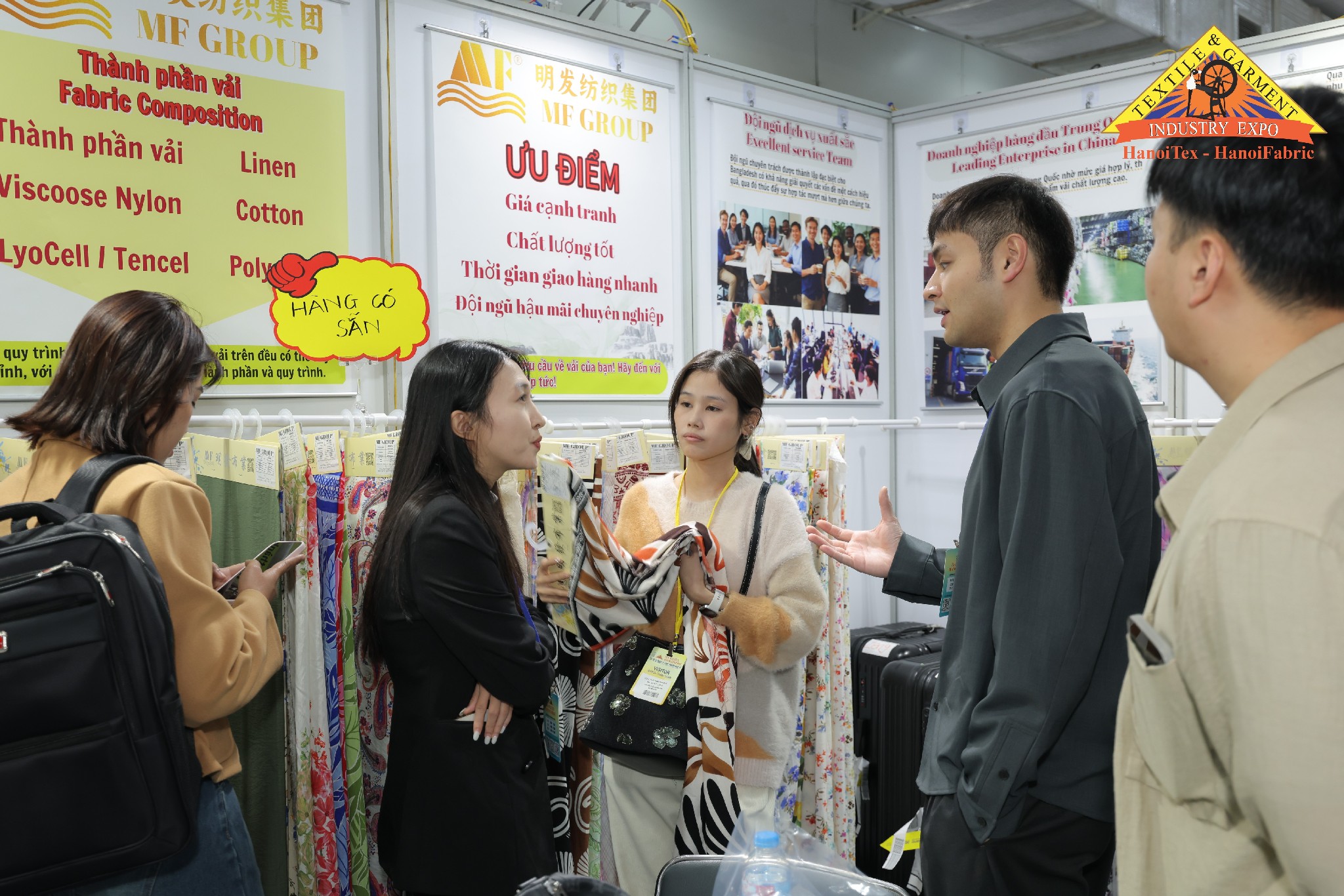 Khách tham quan tìm hiểu thành phần vải tại HanoiTex - HanoiFabric