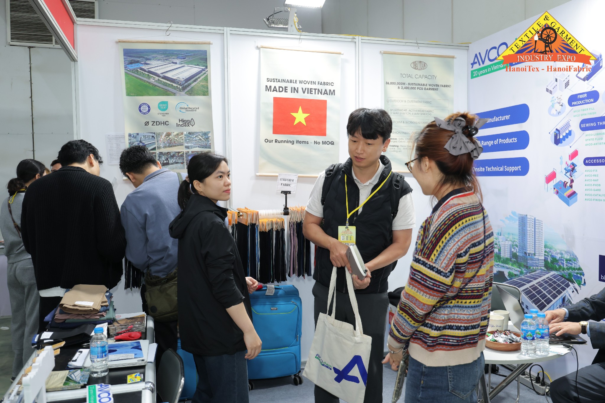 Khách tham quan tìm hiểu vải dệt bền vững tại HanoiTex - HanoiFabric