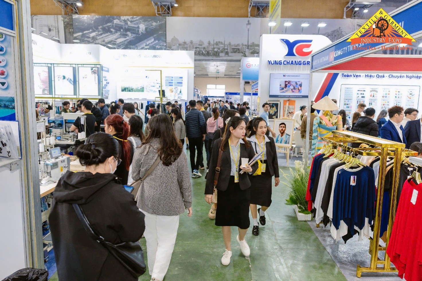 Khách tham quan tìm hiểu các nhóm sản phẩm tại HanoiTex - HanoiFabric 2026