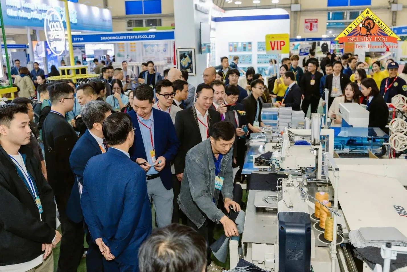 Khách tham quan tìm hiểu công nghệ tại HanoiTex - HanoiFabric 2026