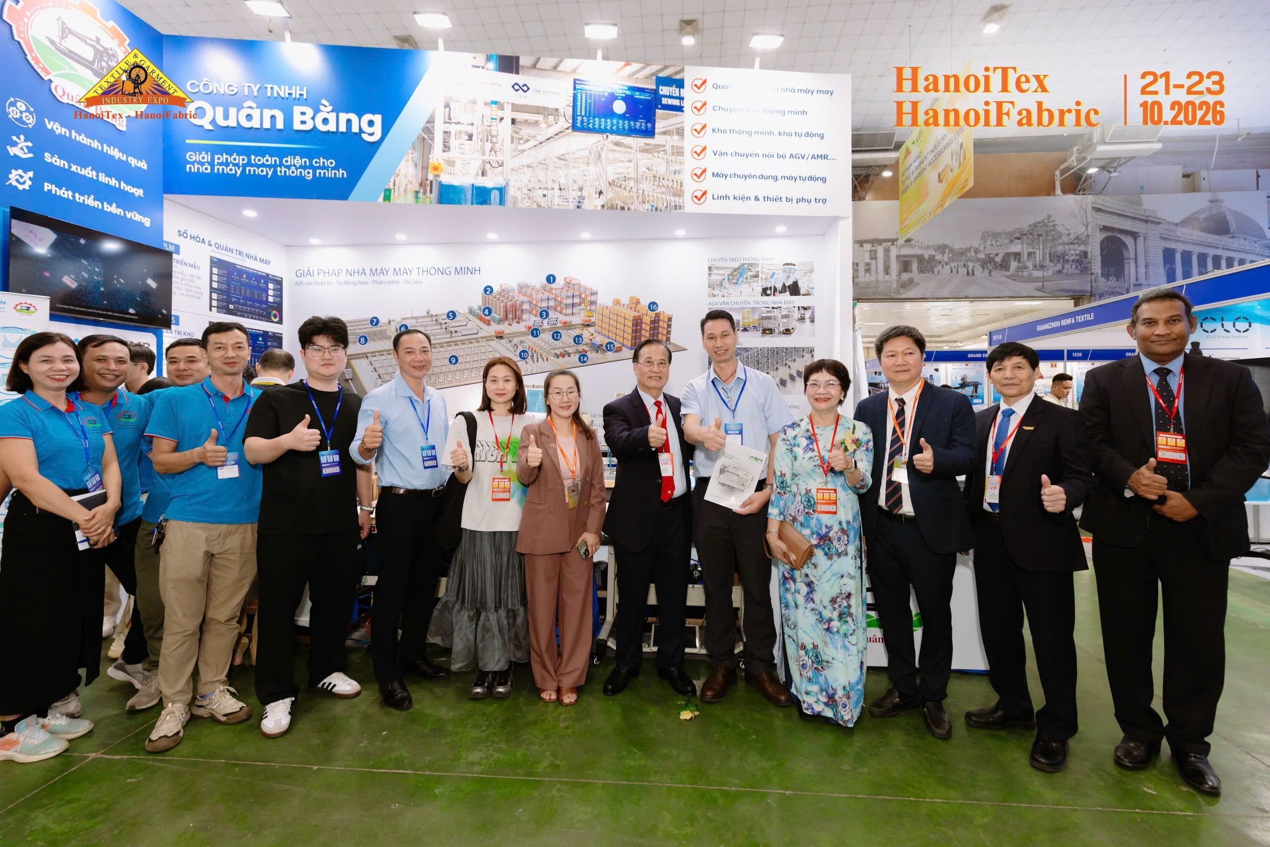 Đoàn đại biểu và khách mời VIP chụp ảnh lưu niệm tại khu vực trưng bày giải pháp nhà máy thông minh