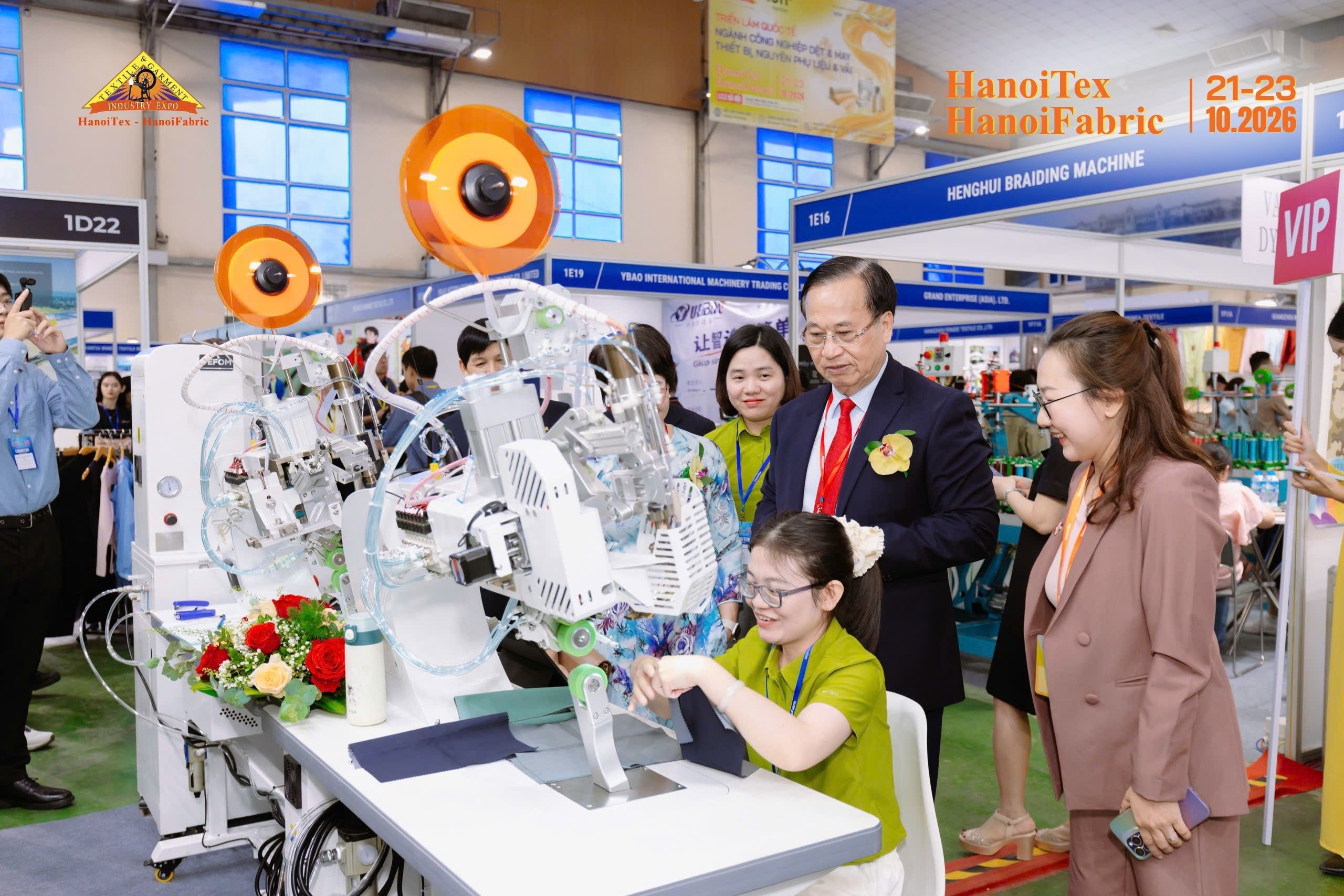 Đoàn đại biểu theo dõi vận hành thiết bị máy móc tự động hóa ngành dệt may tại HanoiTex 2026