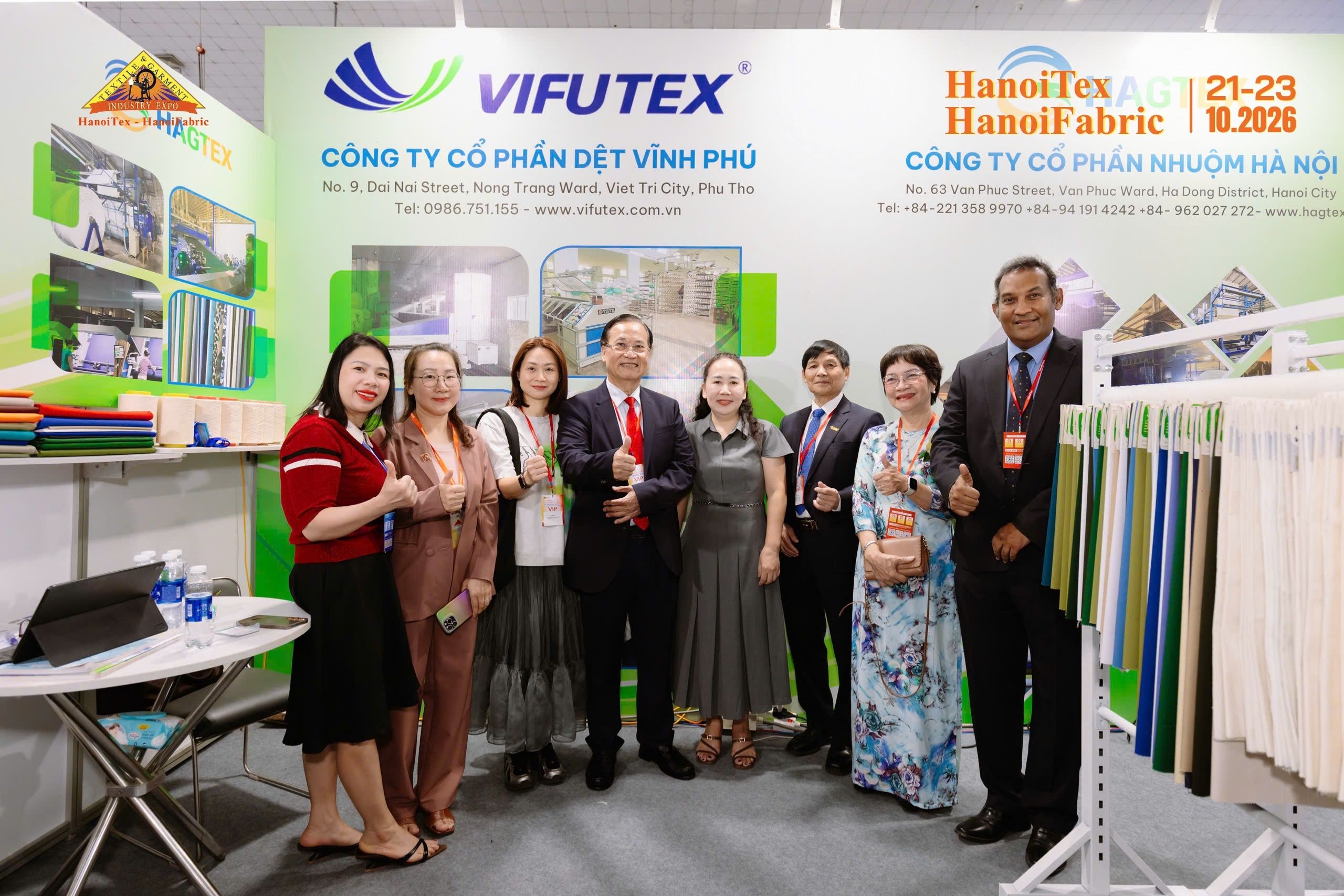 Đoàn đại biểu và khách mời VIP tham quan gian hàng dệt nhuộm trong nước