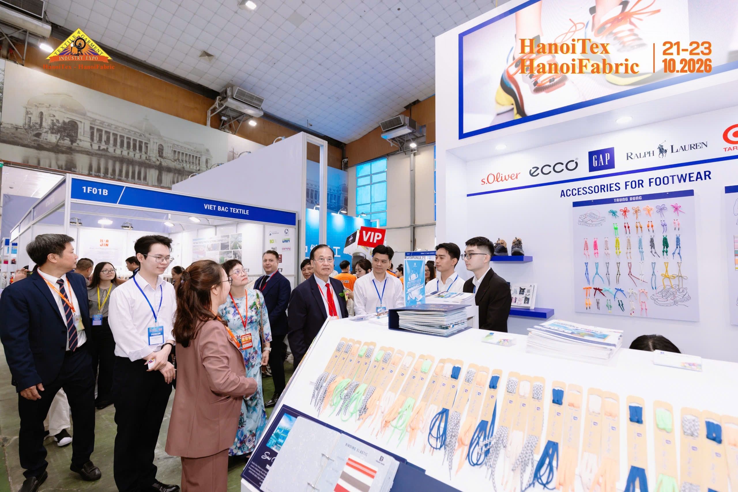 Khách mời VIP khảo sát các dòng sản phẩm phụ liệu may mặc và phụ liệu giày dép