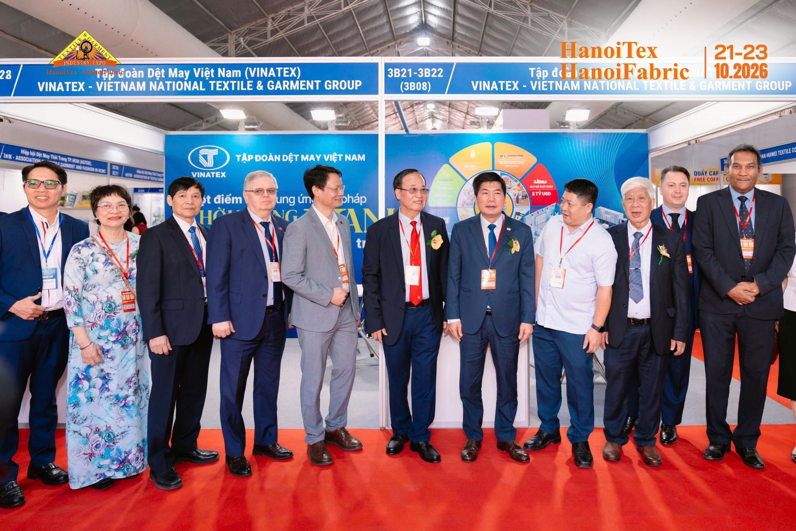 Đoàn đại biểu và khách mời VIP tham quan gian hàng Tập đoàn Dệt May Việt Nam VINATEX tại HanoiTex 2026