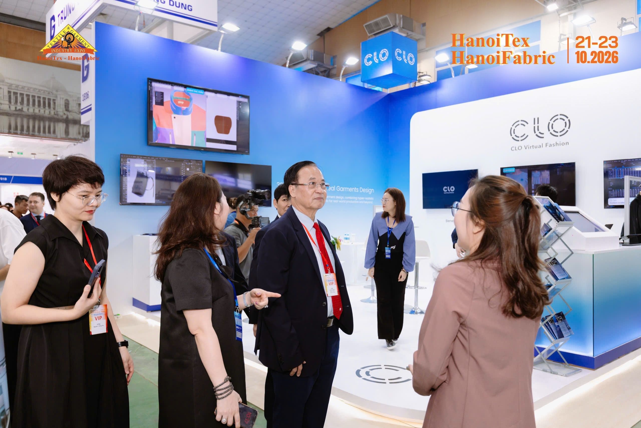 Đoàn VIP tìm hiểu giải pháp công nghệ thời trang số 3D tại triển lãm