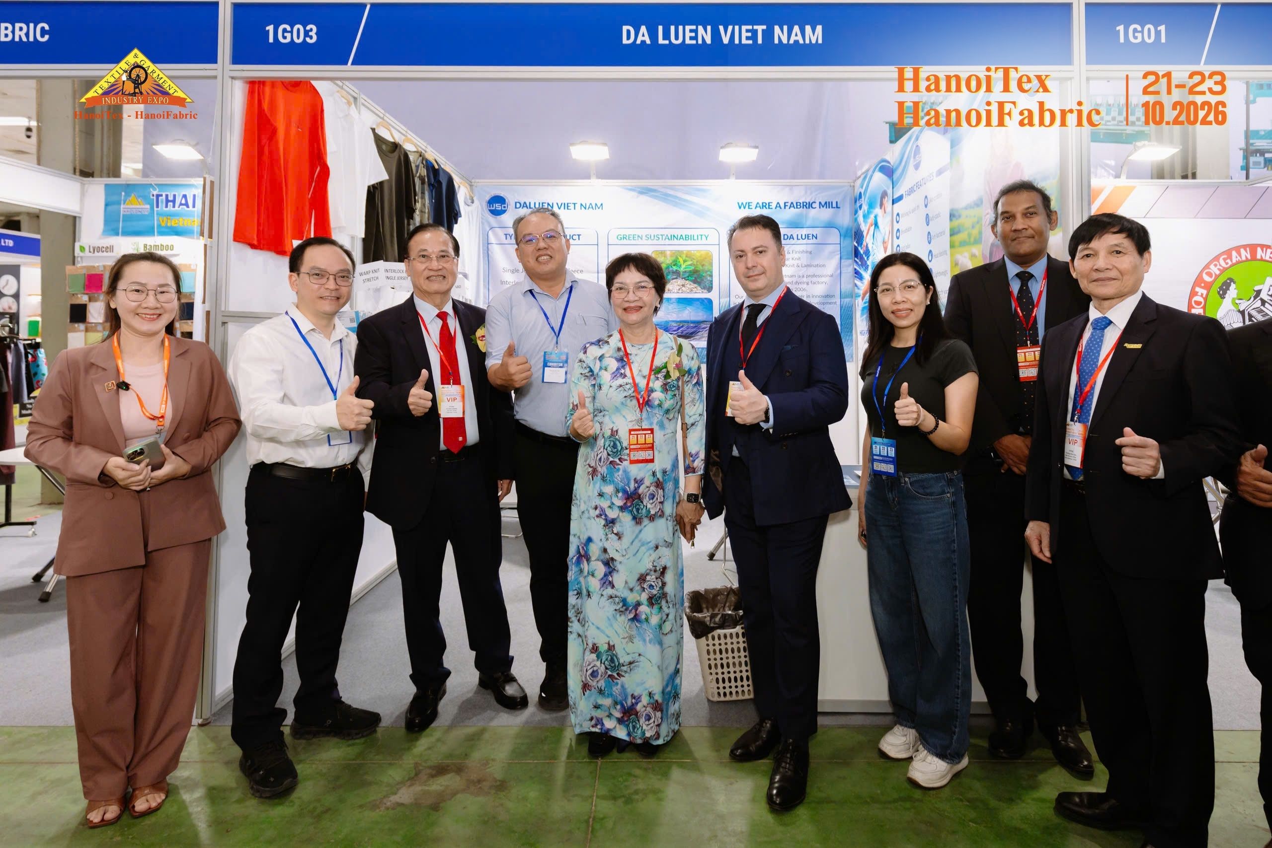 Đoàn đại biểu và khách mời VIP tham quan gian hàng vải sợi Da Luen Việt Nam