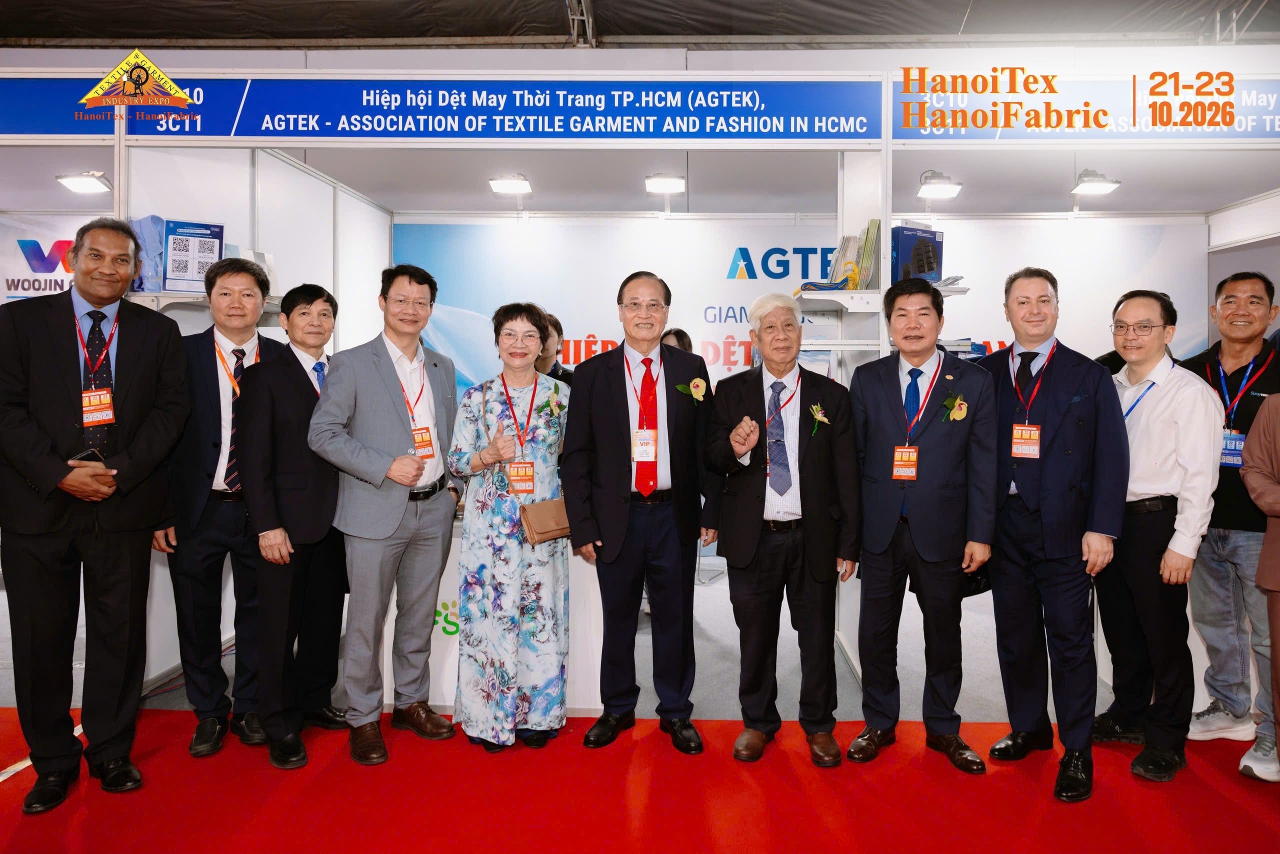 Đoàn đại biểu và khách mời VIP chụp ảnh lưu niệm tại gian hàng Hiệp Hội Dệt May Thêu Đan TP.HCM (AGTEK)