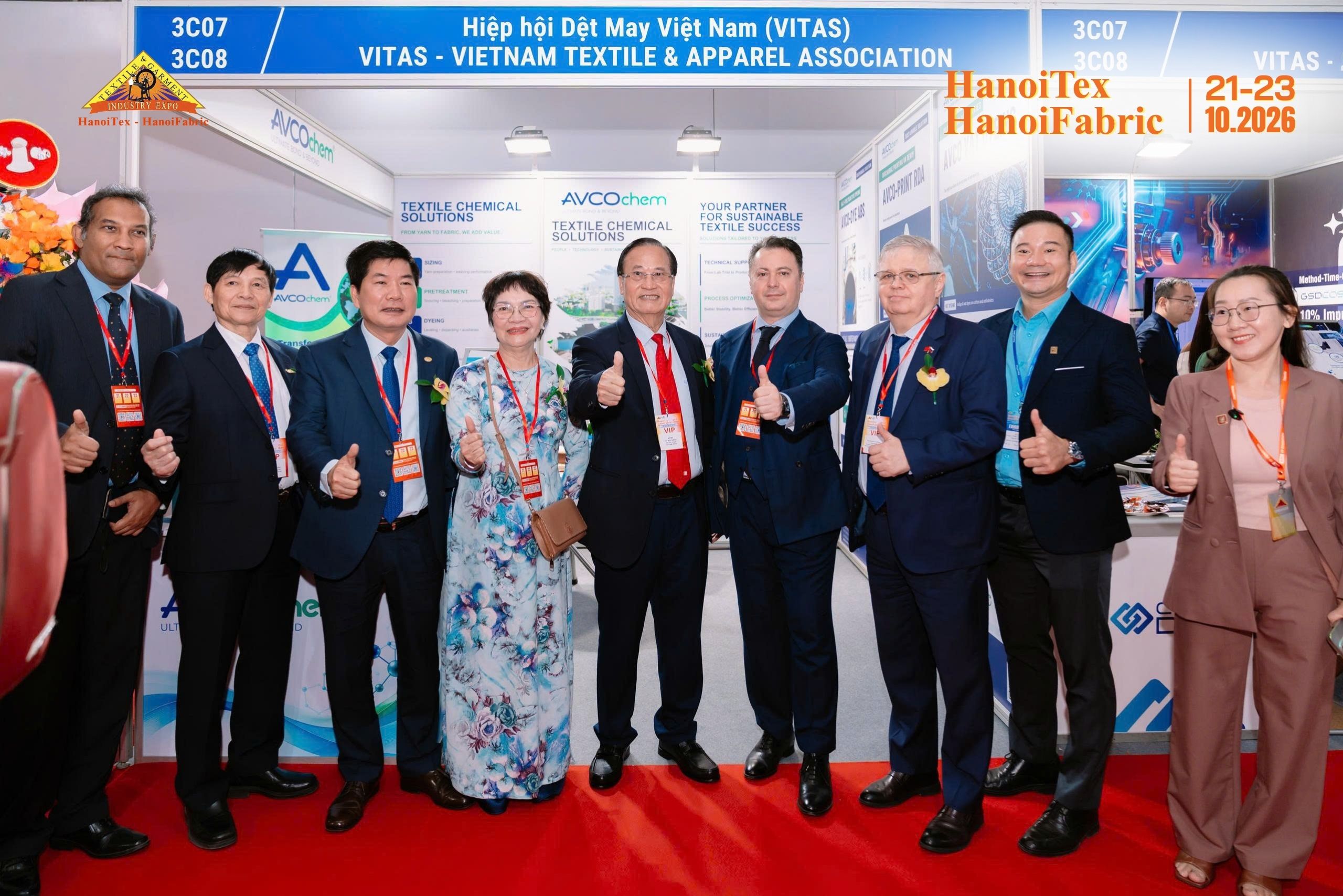 Đoàn đại biểu và khách mời VIP chụp ảnh lưu niệm tại gian hàng Hiệp hội Dệt May Việt Nam (VITAS)