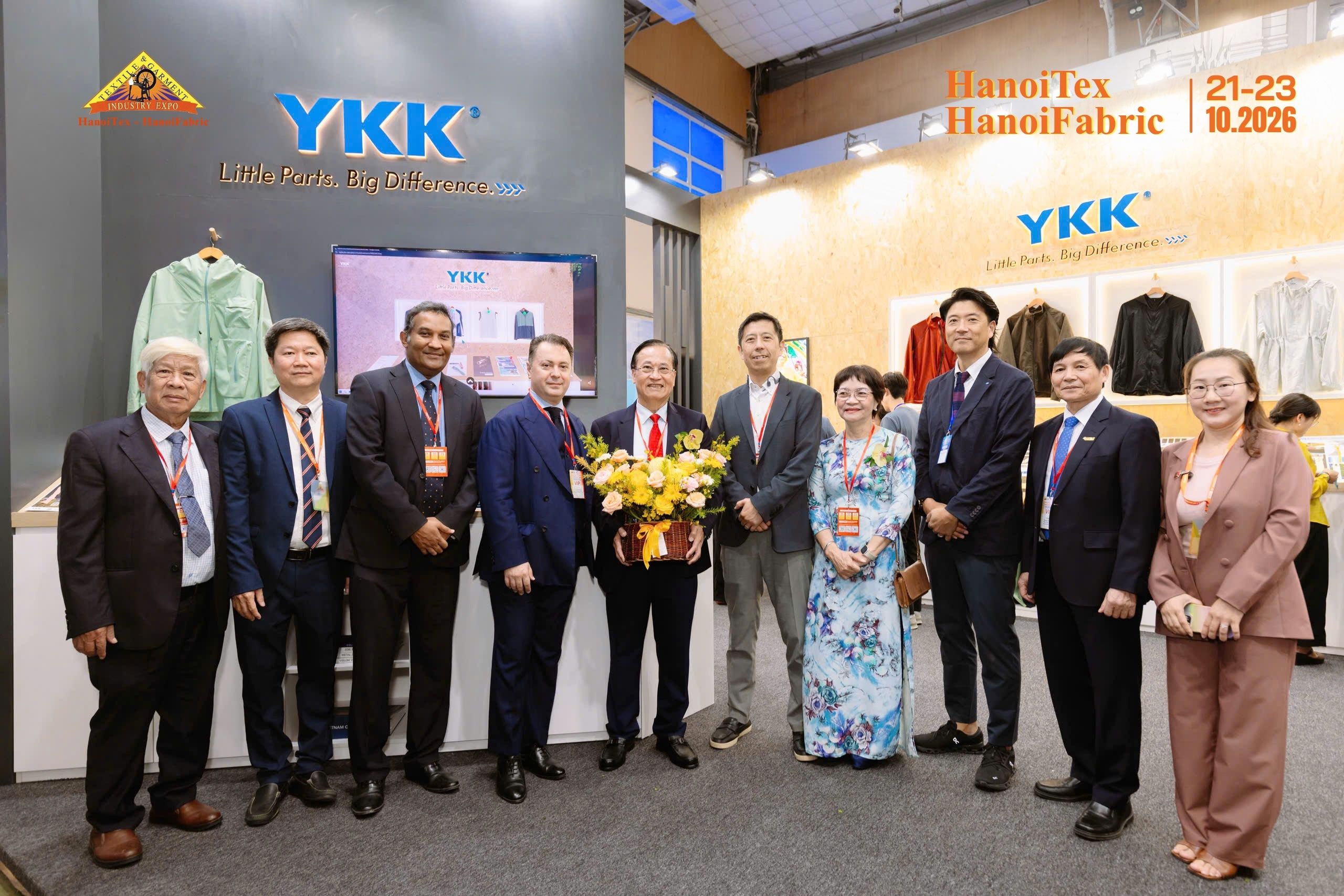 Đoàn đại biểu và khách mời VIP chúc mừng và chụp ảnh lưu niệm tại gian hàng YKK