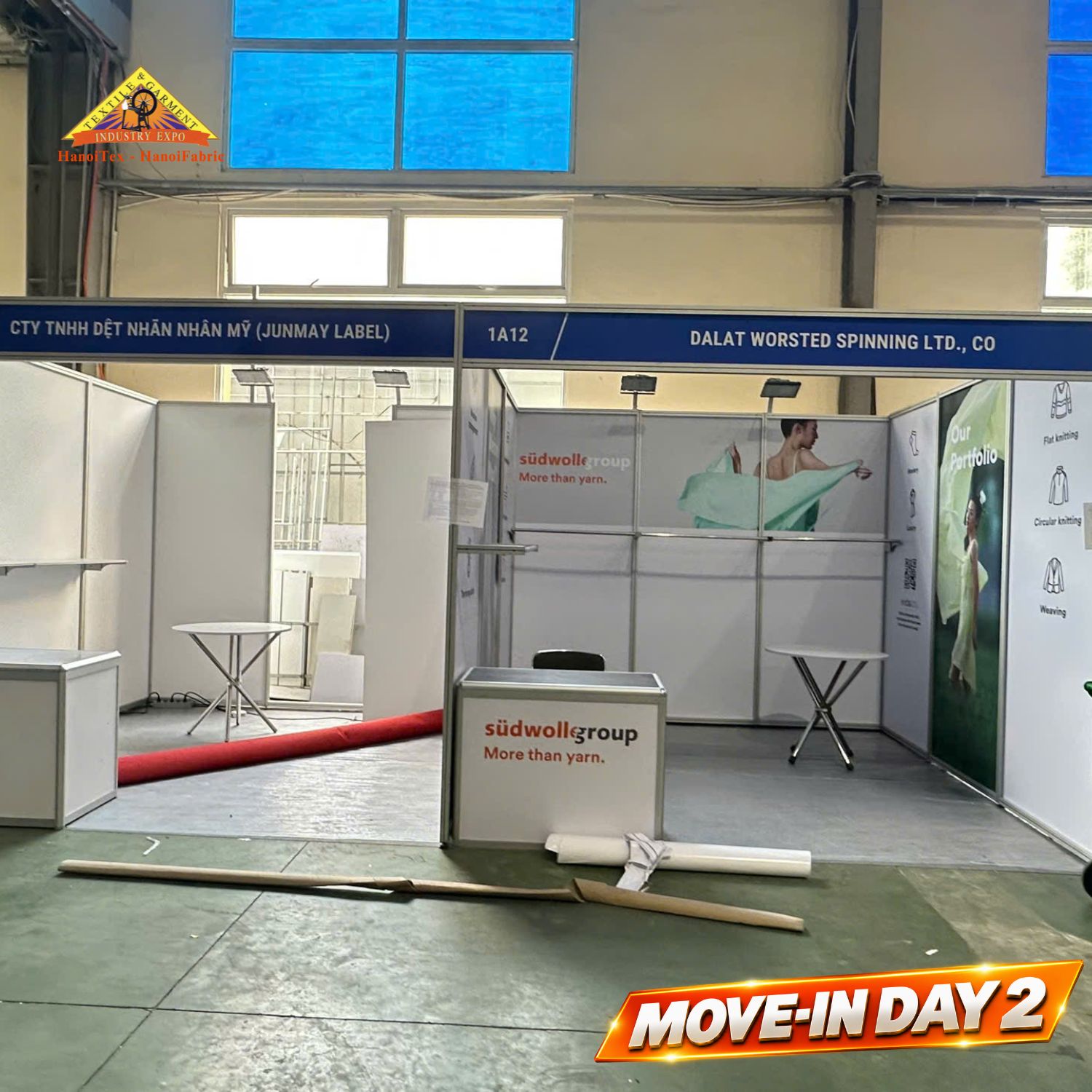 Gian hàng Dalat Worsted Spinning và Dệt nhãn Nhân Mỹ đang hoàn thiện tại HanoiTex 2026