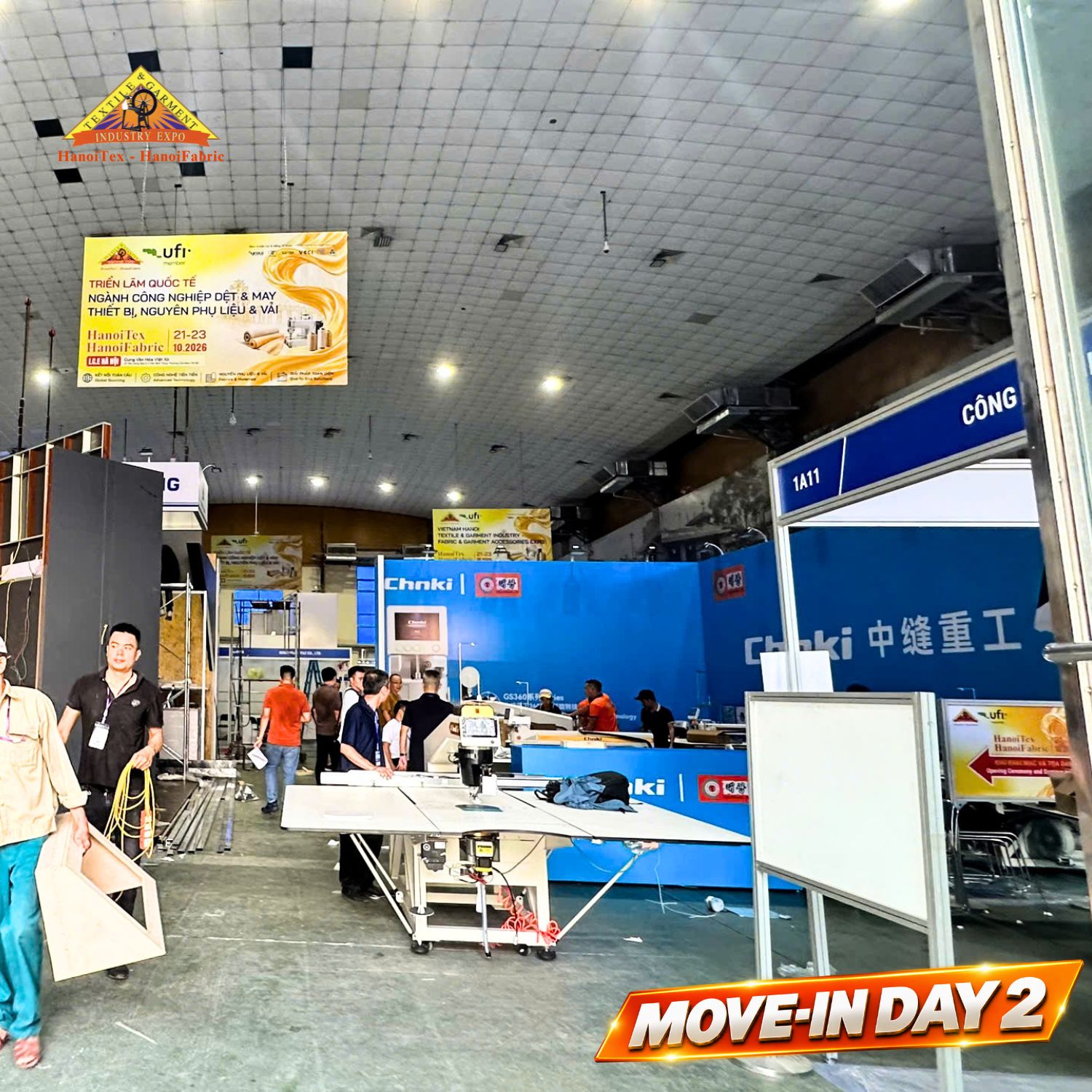 Lắp ráp hệ thống vách ngăn và khung gian hàng triển lãm HanoiTex 2026