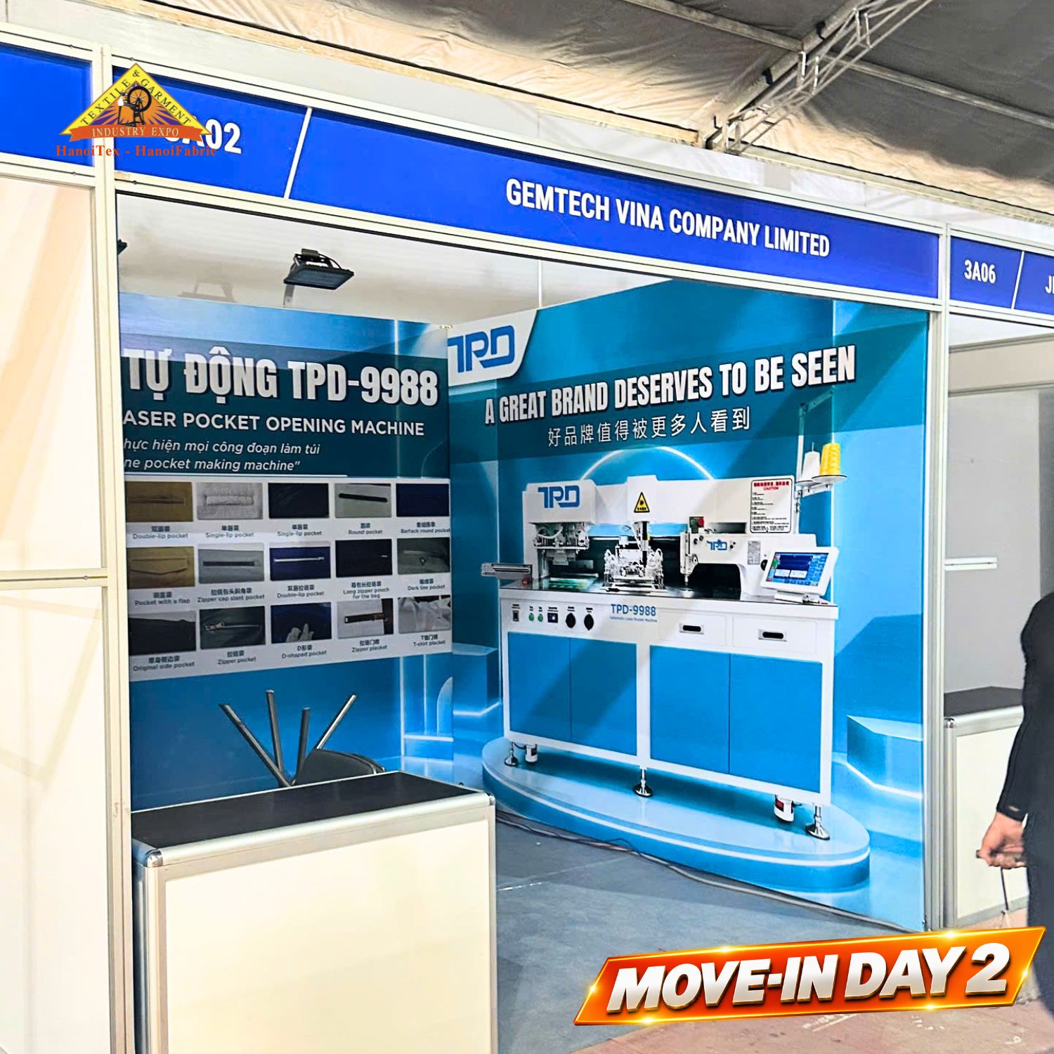Không khí bốc dỡ và vận chuyển máy móc thiết bị vào sảnh triển lãm HanoiTex 2026